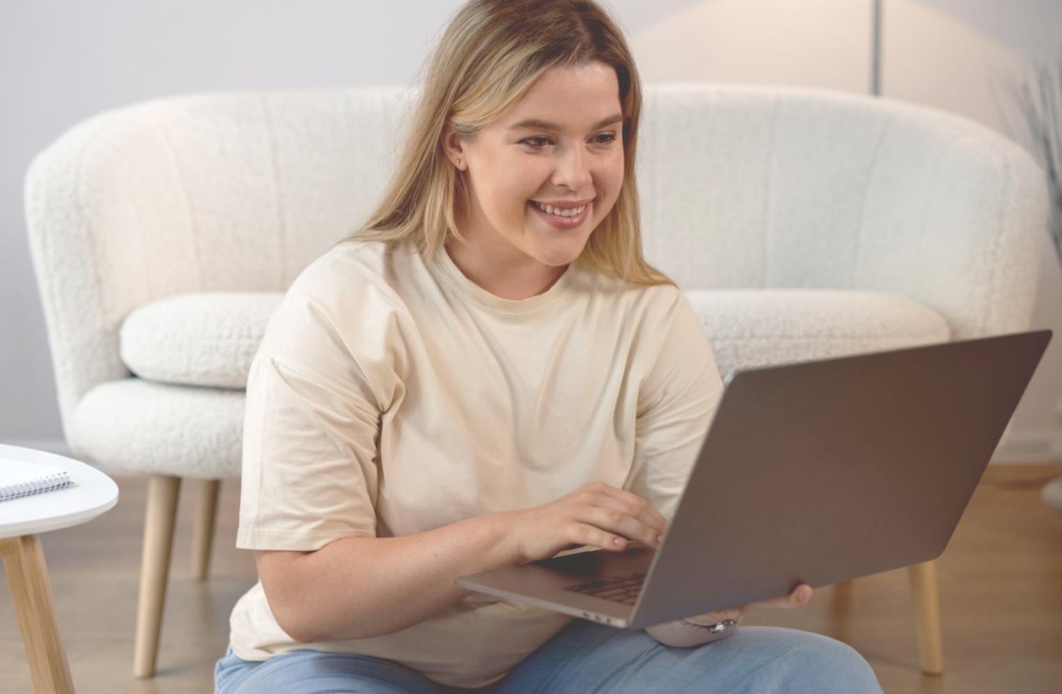 Person arbeitet konzentriert an Finanzplanung am Laptop